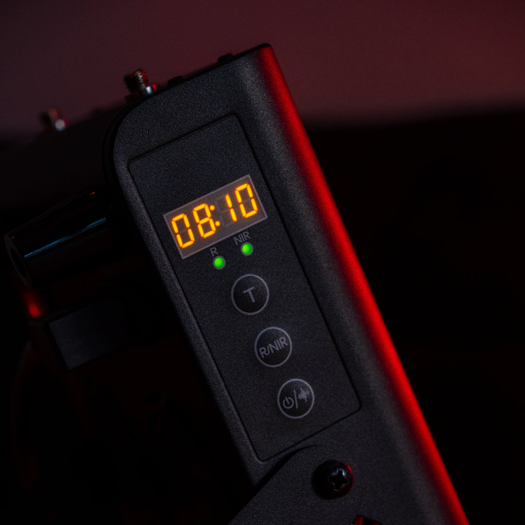 Resty MARS 400 紅光面板的控制按鈕及數碼計時顯示